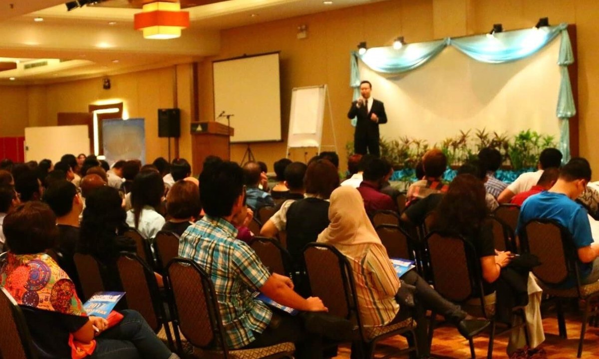 Larry Rocket presenting to a large seminar audience