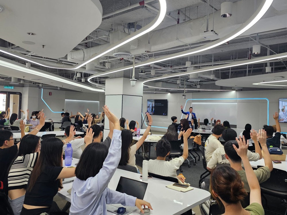 Larry Rocket leading a classroom training session